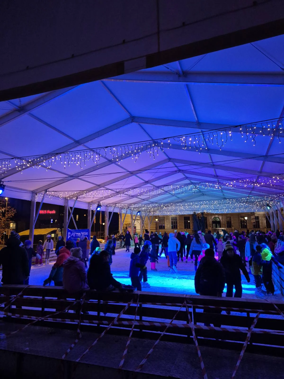 Montažno zunanje mestno drsališče v Kranju na Slovenskem trgu obratuje od 28.11.2025 do 22.02.2026 