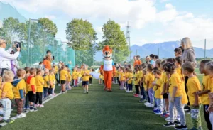 Mini olimpijada 2026: Več kot 600 nasmejanih malčkov preplavilo nogometno igrišče z umetno travo!